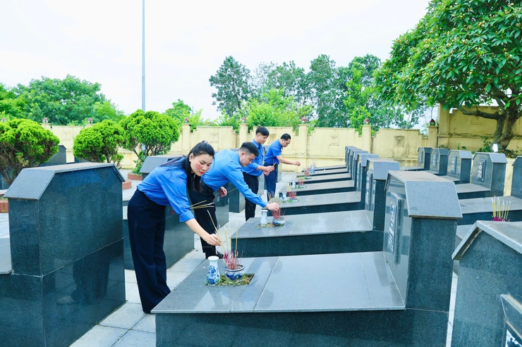 Phú Nghĩa dâng hương tưởng niệm các Anh hùng liệt sĩ nhân dịp kỷ niệm 51 năm Ngày Giải phóng miền Nam, thống nhất đất nước- Ảnh 13.