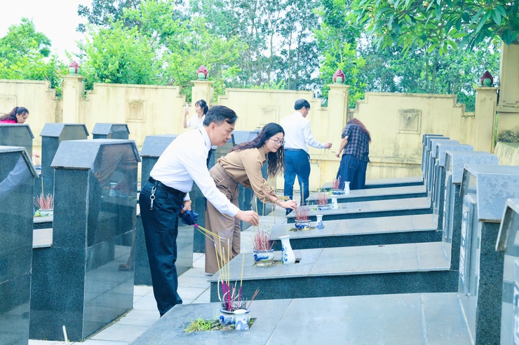 Phú Nghĩa dâng hương tưởng niệm các Anh hùng liệt sĩ nhân dịp kỷ niệm 51 năm Ngày Giải phóng miền Nam, thống nhất đất nước- Ảnh 11.