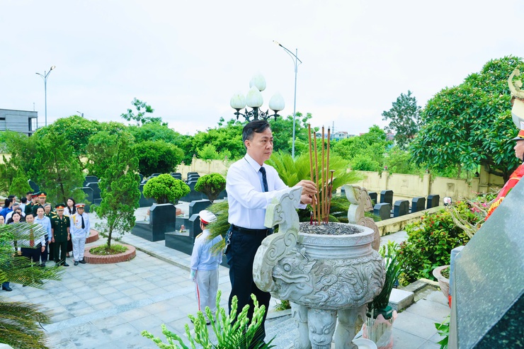 Phú Nghĩa dâng hương tưởng niệm các Anh hùng liệt sĩ nhân dịp kỷ niệm 51 năm Ngày Giải phóng miền Nam, thống nhất đất nước- Ảnh 6.