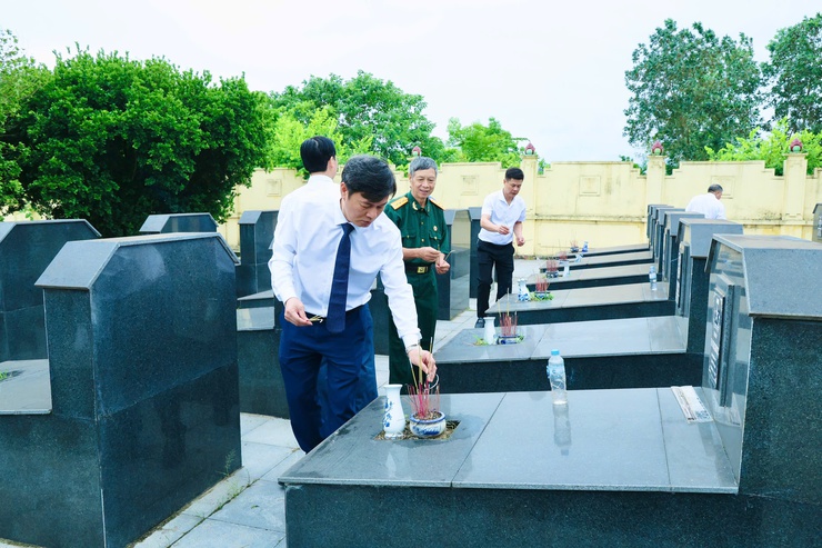 Phú Nghĩa dâng hương tưởng niệm các Anh hùng liệt sĩ nhân dịp kỷ niệm 51 năm Ngày Giải phóng miền Nam, thống nhất đất nước- Ảnh 10.