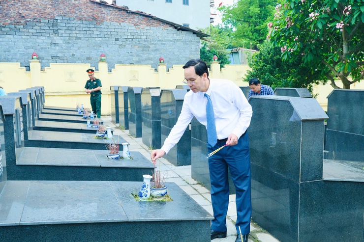 Phú Nghĩa dâng hương tưởng niệm các Anh hùng liệt sĩ nhân dịp kỷ niệm 51 năm Ngày Giải phóng miền Nam, thống nhất đất nước- Ảnh 8.