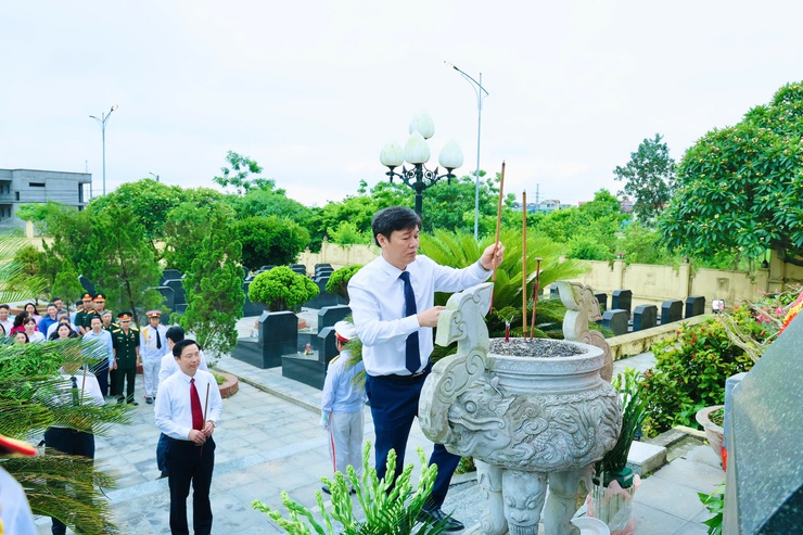 Phú Nghĩa dâng hương tưởng niệm các Anh hùng liệt sĩ nhân dịp kỷ niệm 51 năm Ngày Giải phóng miền Nam, thống nhất đất nước- Ảnh 4.