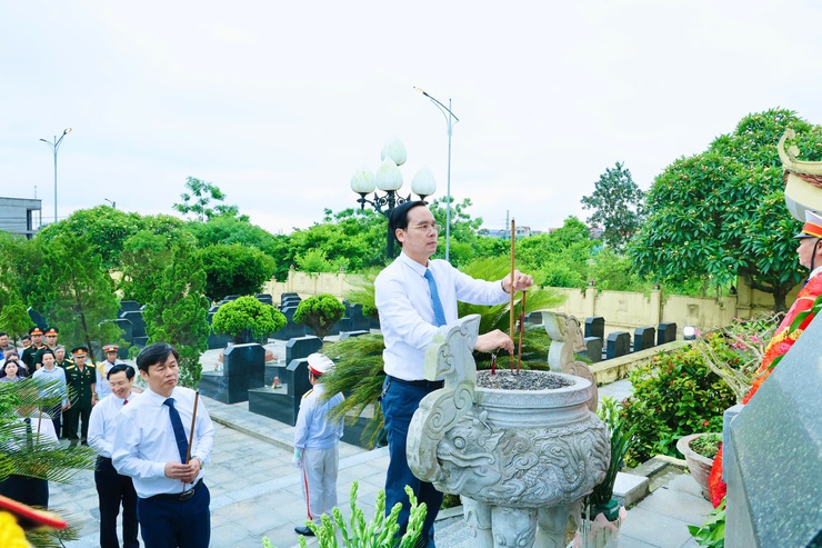 Phú Nghĩa dâng hương tưởng niệm các Anh hùng liệt sĩ nhân dịp kỷ niệm 51 năm Ngày Giải phóng miền Nam, thống nhất đất nước- Ảnh 3.