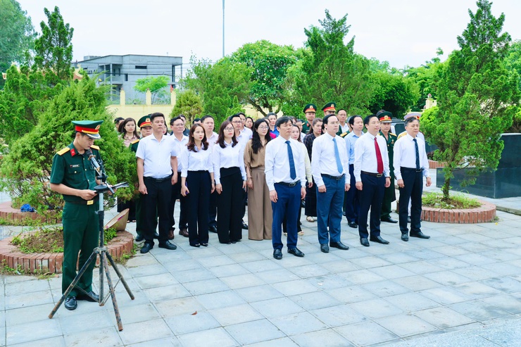 Phú Nghĩa dâng hương tưởng niệm các Anh hùng liệt sĩ nhân dịp kỷ niệm 51 năm Ngày Giải phóng miền Nam, thống nhất đất nước- Ảnh 2.