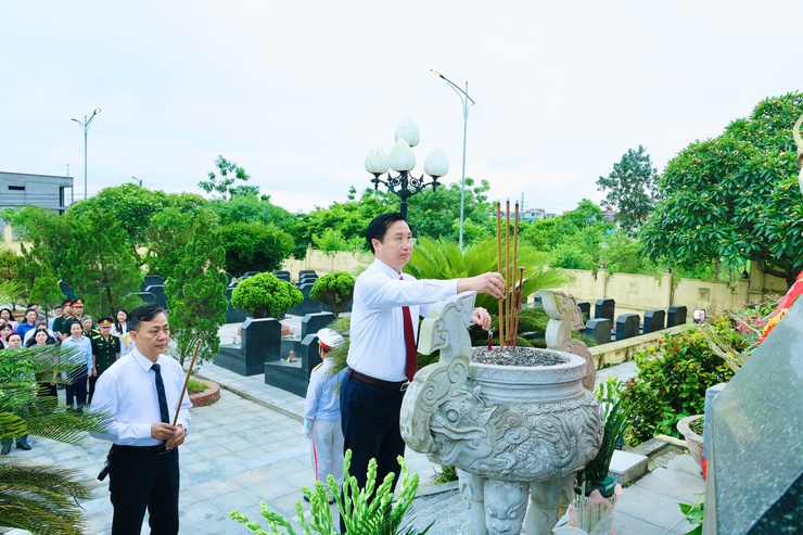 Phú Nghĩa dâng hương tưởng niệm các Anh hùng liệt sĩ nhân dịp kỷ niệm 51 năm Ngày Giải phóng miền Nam, thống nhất đất nước- Ảnh 5.