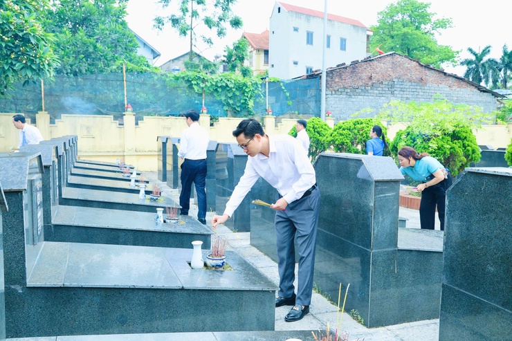 Phú Nghĩa dâng hương tưởng niệm các Anh hùng liệt sĩ nhân dịp kỷ niệm 51 năm Ngày Giải phóng miền Nam, thống nhất đất nước- Ảnh 12.