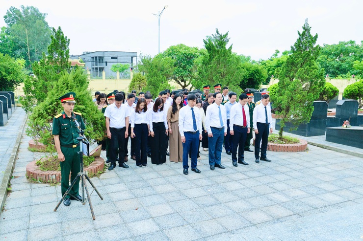 Phú Nghĩa dâng hương tưởng niệm các Anh hùng liệt sĩ nhân dịp kỷ niệm 51 năm Ngày Giải phóng miền Nam, thống nhất đất nước- Ảnh 7.