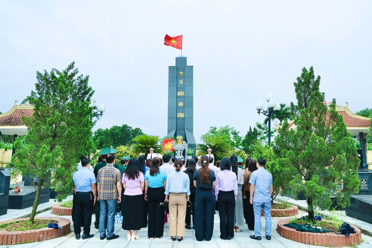 Phú Nghĩa dâng hương tưởng niệm các Anh hùng liệt sĩ nhân dịp kỷ niệm 51 năm Ngày Giải phóng miền Nam, thống nhất đất nước- Ảnh 1.