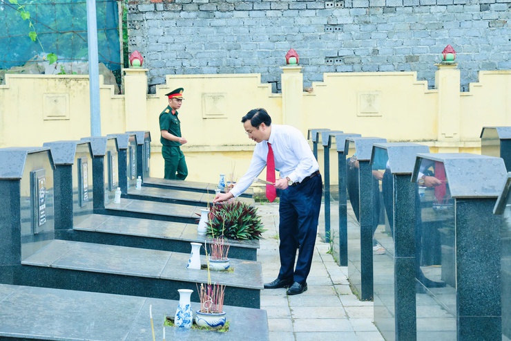 Phú Nghĩa dâng hương tưởng niệm các Anh hùng liệt sĩ nhân dịp kỷ niệm 51 năm Ngày Giải phóng miền Nam, thống nhất đất nước- Ảnh 9.