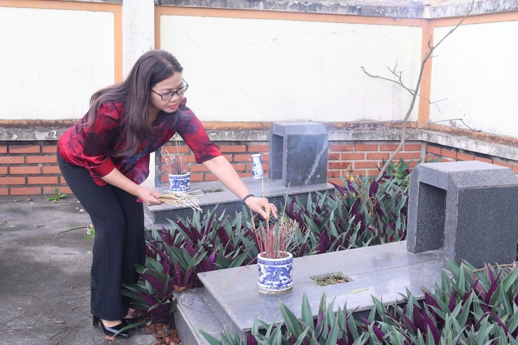 Đồng chí Tô Thị Nhàn, Bí thư Đảng ủy, Chủ tịch HĐND xã làm trưởng đoàn viếng nghĩa trang liệt sỹ thượng vực- Ảnh 5.