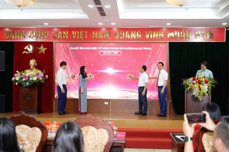 Phường Hai Bà Trưng ra mắt ấn phẩm điện tử Thông tin nội bộ và khai mạc hội thi Báo cáo viên, Tuyên truyền viên giỏi năm 2026.- Ảnh 1.