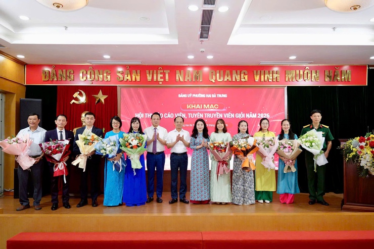 Phường Hai Bà Trưng ra mắt ấn phẩm điện tử Thông tin nội bộ và khai mạc hội thi Báo cáo viên, Tuyên truyền viên giỏi năm 2026.- Ảnh 3.