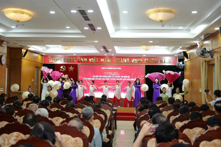 Phường Hai Bà Trưng ra mắt ấn phẩm điện tử Thông tin nội bộ và khai mạc hội thi Báo cáo viên, Tuyên truyền viên giỏi năm 2026.- Ảnh 8.