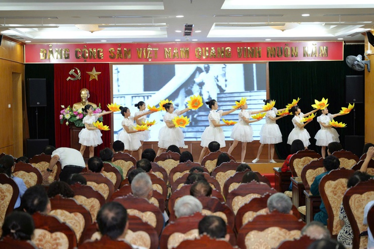 Phường Hai Bà Trưng ra mắt ấn phẩm điện tử Thông tin nội bộ và khai mạc hội thi Báo cáo viên, Tuyên truyền viên giỏi năm 2026.- Ảnh 10.