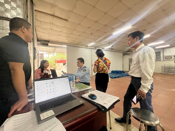 Thanh Oai kiểm tra, truy xuất nguồn gốc thực phẩm phục vụ bữa ăn bán trú của học sinh- Ảnh 3.