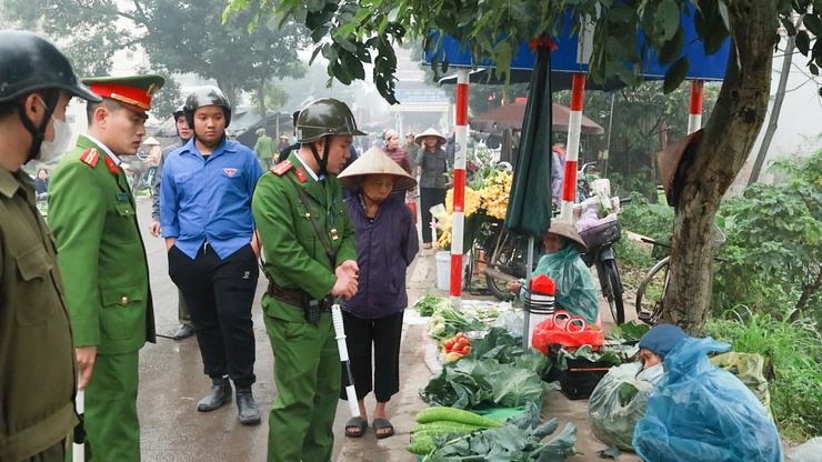 Công an xã Đại Xuyên siết chặt trật tự đô thị, bảo đảm an toàn giao thông dịp cao điểm 30/4 – 1/5- Ảnh 2.
