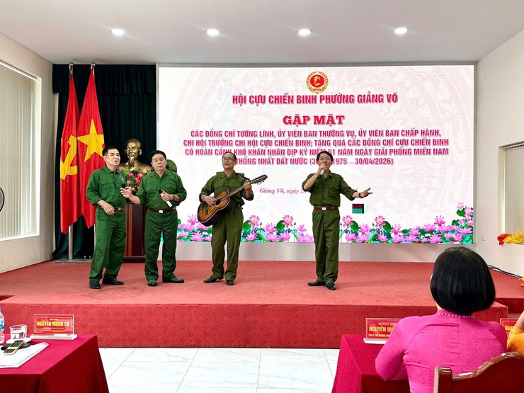 Hội CCB phường Giảng Võ Kỷ niệm 51 năm ngày giải phóng miền Nam thống nhất đất nước

- Ảnh 6.