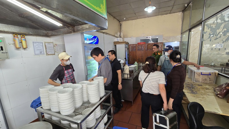 Đoàn kiểm tra liên ngành kiểm tra tại cơ sở kinh doanh dịch vụ ăn uống