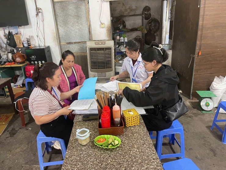 Tổ giám sát ATTP cộng đồng giám sát tại cơ sở kinh doanh dịch vụ ăn uống, thức ăn đường phố