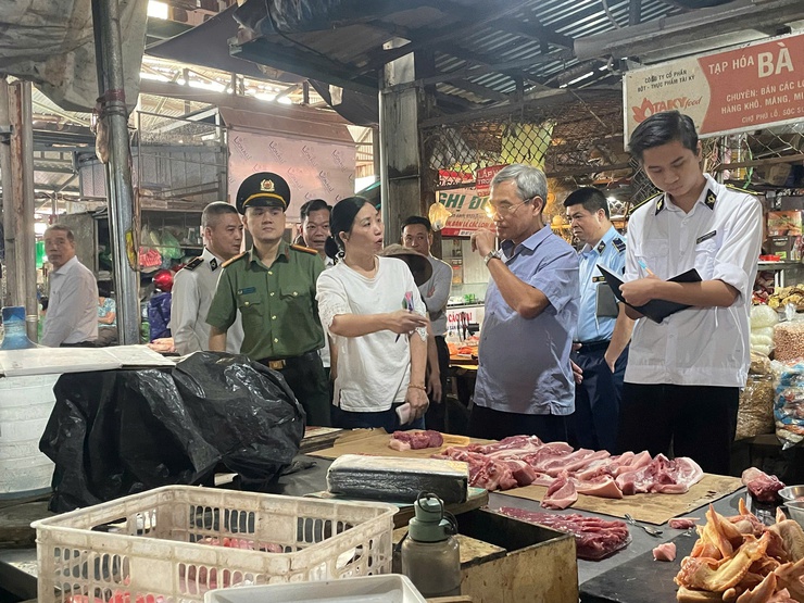 ĐỒNG CHÍ TRẦN TIẾN SỸ - PHÓ CHI CỤC TRƯỞNG CHI CỤC CHĂN NUÔI THỦY SẢN VÀ THÚ Y THÀNH PHỐ HÀ NỘI KIỂM TRA CÔNG TÁC GIẾT MỔ, VẬN CHUYỂN, KINH DOANH ĐỘNG VẬT VÀ SẢN PHẨM ĐỘNG VẬT TRÊN ĐỊA BÀN XÃ SÓC SƠN- Ảnh 2.