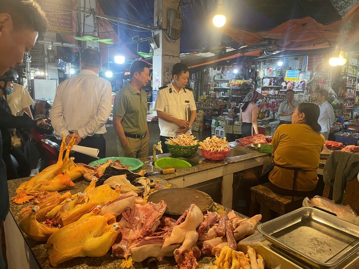 ĐỒNG CHÍ TRẦN TIẾN SỸ - PHÓ CHI CỤC TRƯỞNG CHI CỤC CHĂN NUÔI THỦY SẢN VÀ THÚ Y THÀNH PHỐ HÀ NỘI KIỂM TRA CÔNG TÁC GIẾT MỔ, VẬN CHUYỂN, KINH DOANH ĐỘNG VẬT VÀ SẢN PHẨM ĐỘNG VẬT TRÊN ĐỊA BÀN XÃ SÓC SƠN- Ảnh 3.