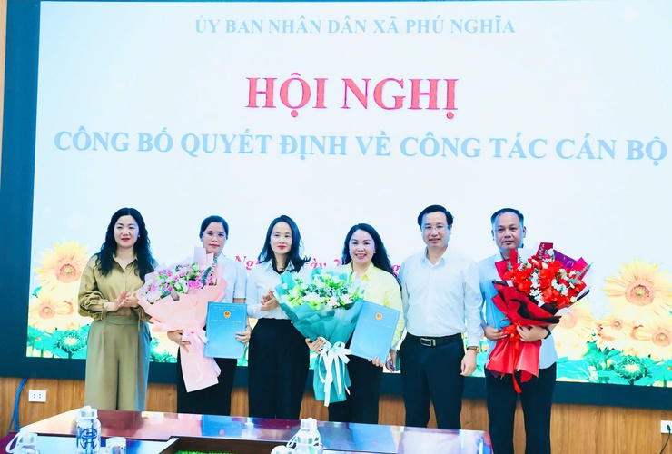 Hội nghị trao quyết định bổ nhiệm đối với lãnh đạo, quản lý cơ quan, đơn vị sự nghiệp công lập trực thuộc UBND xã- Ảnh 2.