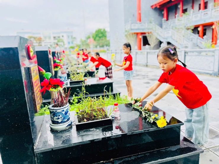 Phúc Thọ nhiều hoạt động thiết thực chào mừng kỷ niệm 51 năm Ngày Giải phóng miền Nam, thống nhất đất nước- Ảnh 2.