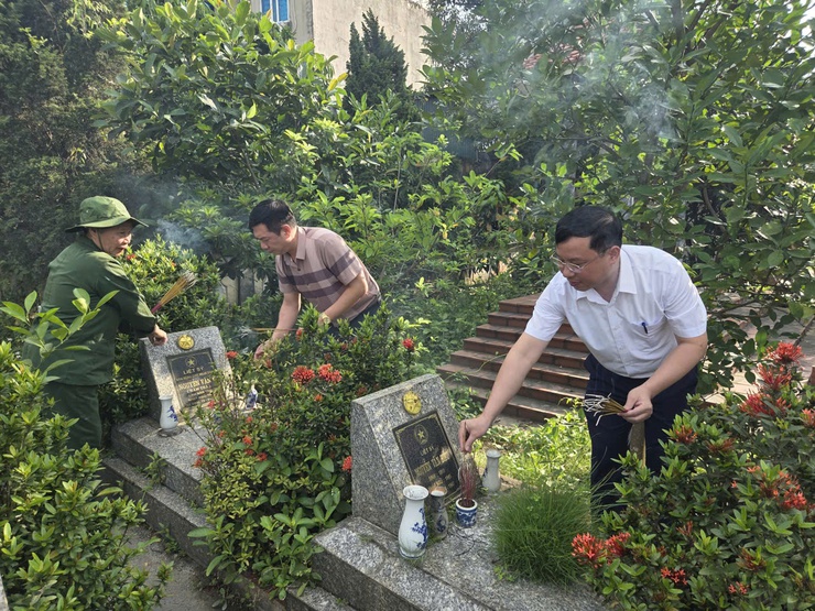 Đảng ủy – HĐND – UBND - Ủy ban MTTQ xã Bình Minh tổ chức Lễ dâng hương tưởng niệm các Anh hùng Liệt sĩ Nhân kỷ niệm 51 năm ngày Giải phóng miền Nam, thống nhất đất nước (30/4/1975 - 30/4/2026)- Ảnh 8.