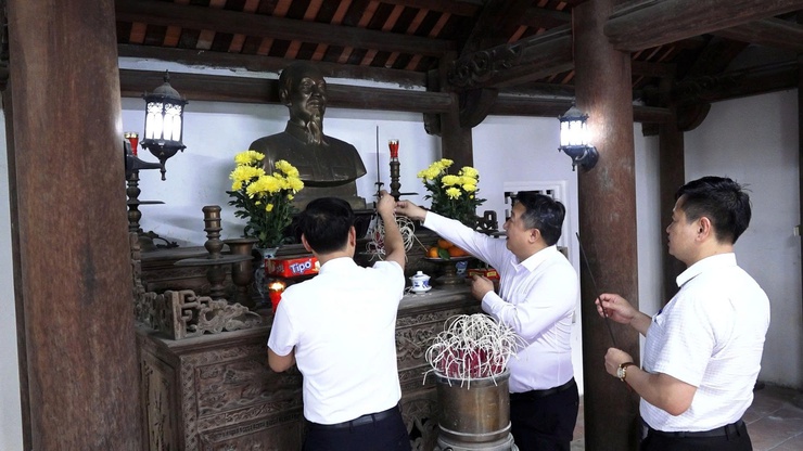 Đảng ủy – HĐND – UBND - Ủy ban MTTQ xã Bình Minh tổ chức Lễ dâng hương tưởng niệm các Anh hùng Liệt sĩ Nhân kỷ niệm 51 năm ngày Giải phóng miền Nam, thống nhất đất nước (30/4/1975 - 30/4/2026)- Ảnh 2.