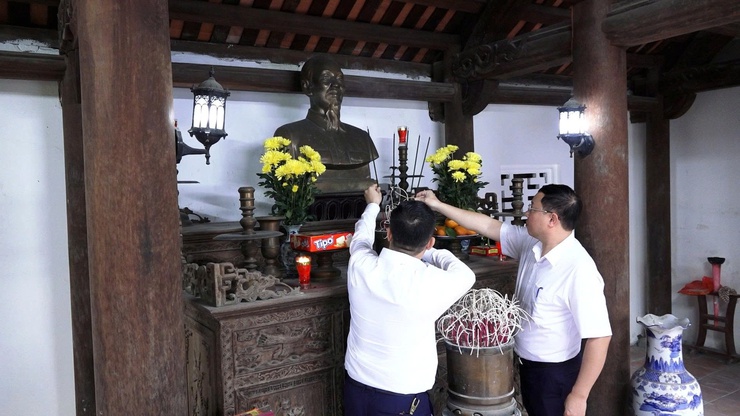 Đảng ủy – HĐND – UBND - Ủy ban MTTQ xã Bình Minh tổ chức Lễ dâng hương tưởng niệm các Anh hùng Liệt sĩ Nhân kỷ niệm 51 năm ngày Giải phóng miền Nam, thống nhất đất nước (30/4/1975 - 30/4/2026)- Ảnh 3.
