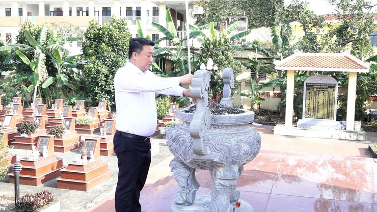 Đảng ủy – HĐND – UBND - Ủy ban MTTQ xã Bình Minh tổ chức Lễ dâng hương tưởng niệm các Anh hùng Liệt sĩ Nhân kỷ niệm 51 năm ngày Giải phóng miền Nam, thống nhất đất nước (30/4/1975 - 30/4/2026)- Ảnh 4.