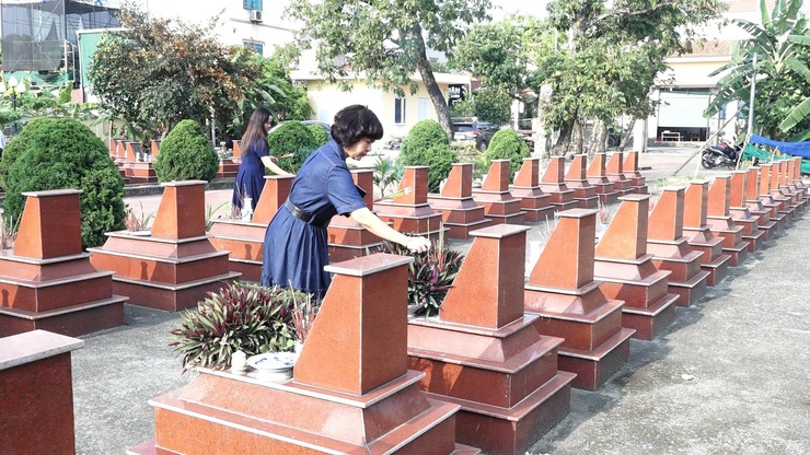 Đảng ủy – HĐND – UBND - Ủy ban MTTQ xã Bình Minh tổ chức Lễ dâng hương tưởng niệm các Anh hùng Liệt sĩ Nhân kỷ niệm 51 năm ngày Giải phóng miền Nam, thống nhất đất nước (30/4/1975 - 30/4/2026)- Ảnh 5.