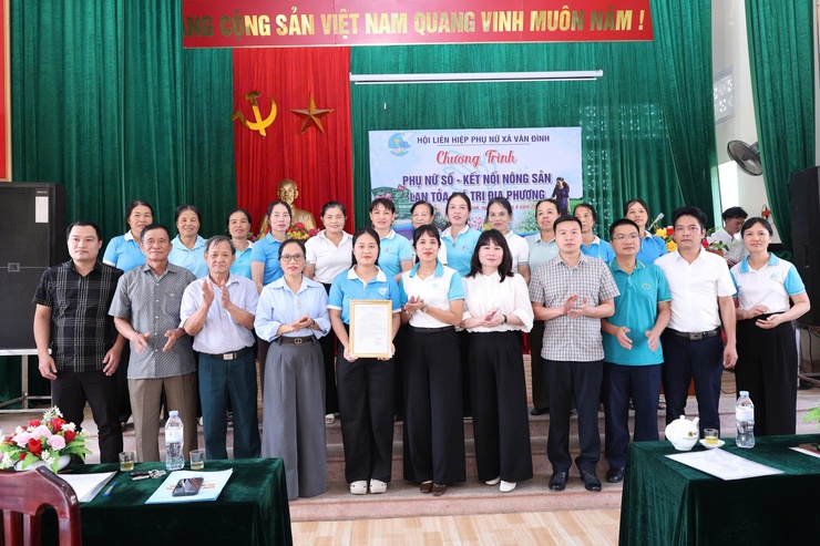 HỘI LHPN XÃ VÂN ĐÌNH RA MẮT MÔ HÌNH NHÀ VĂN HÓA SÁNG – XANH – SẠCH – ĐẸP VÀ TỔ PHỤ NỮ SỐ- Ảnh 2.