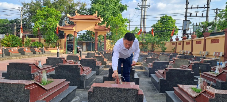 Đảng ủy – HĐND – UBND - Ủy ban MTTQ xã Bình Minh tổ chức Lễ dâng hương tưởng niệm các Anh hùng Liệt sĩ Nhân kỷ niệm 51 năm ngày Giải phóng miền Nam, thống nhất đất nước (30/4/1975 - 30/4/2026)- Ảnh 9.