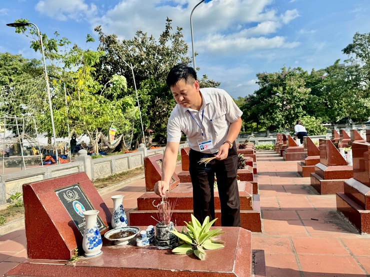 Đảng ủy – HĐND – UBND - Ủy ban MTTQ xã Bình Minh tổ chức Lễ dâng hương tưởng niệm các Anh hùng Liệt sĩ Nhân kỷ niệm 51 năm ngày Giải phóng miền Nam, thống nhất đất nước (30/4/1975 - 30/4/2026)- Ảnh 7.