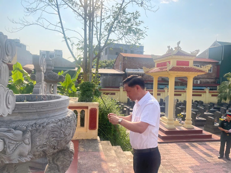 Đảng ủy – HĐND – UBND - Ủy ban MTTQ xã Bình Minh tổ chức Lễ dâng hương tưởng niệm các Anh hùng Liệt sĩ Nhân kỷ niệm 51 năm ngày Giải phóng miền Nam, thống nhất đất nước (30/4/1975 - 30/4/2026)- Ảnh 6.