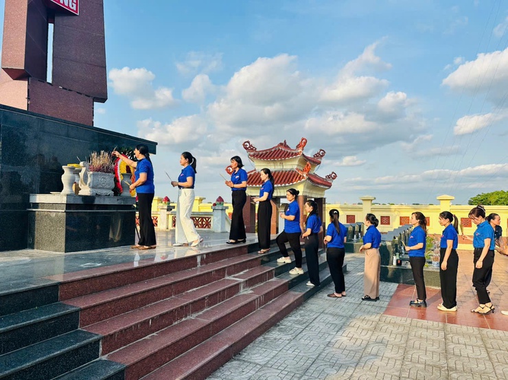 Trường Mầm non Tiên Phương tổ chức dâng hương và hoạt động trải nghiệm nhân dịp 30/4- Ảnh 1.