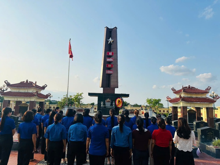 Trường Mầm non Tiên Phương tổ chức dâng hương và hoạt động trải nghiệm nhân dịp 30/4- Ảnh 2.