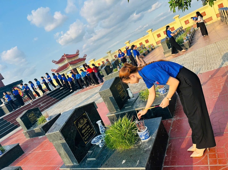 Trường Mầm non Tiên Phương tổ chức dâng hương và hoạt động trải nghiệm nhân dịp 30/4- Ảnh 3.
