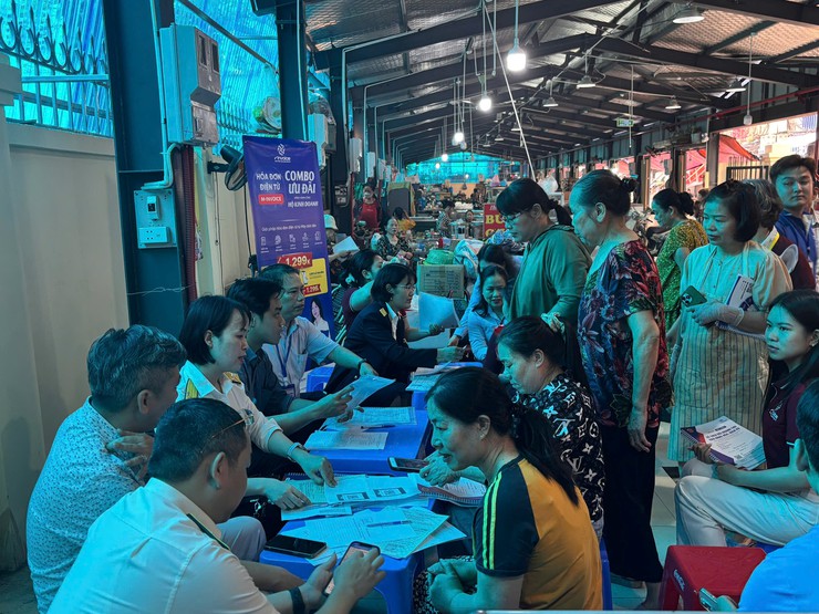 UBND phường Tương Mai tổ chức tuyên truyền Nghị định số 68/2026/NĐ-CP và Thông tư số 18/TT-BTC cho các hộ kinh doanh, cá nhân kinh doanh trên địa bàn Phường- Ảnh 4.