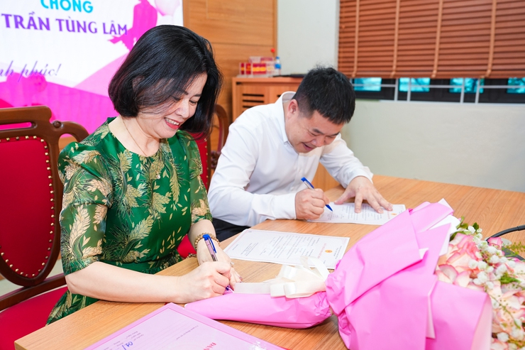 UBND xã Quốc Oai tổ chức Lễ trao Giấy chứng nhận kết hôn cho các cặp đôi- Ảnh 1.