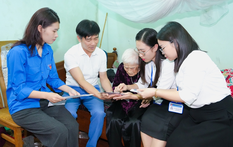 Tổ xung kích Trung tâm Phục vụ hành chính công Chi nhánh số 07 hỗ trợ chứng thực chữ ký ngoài giờ cho cụ bà 102 tuổi tại xã Quốc Oai- Ảnh 1.