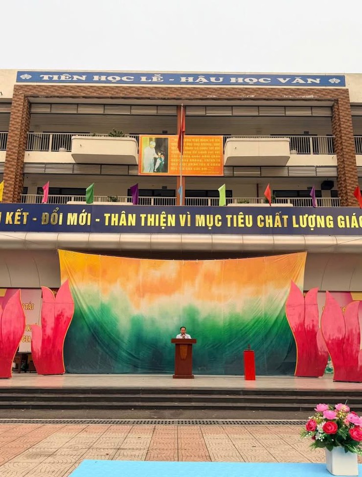 BIỂU DIỄN NGHỆ THUẬT CẢI LƯƠNG “TRUYỆN KIỀU” TẠI TRƯỜNG THCS PHẠM HỒNG THÁI VÀ TRƯỜNG THCS TIẾN THỊNH, XÃ YÊN LÃNG, THÀNH PHỐ HÀ NỘI- Ảnh 10.