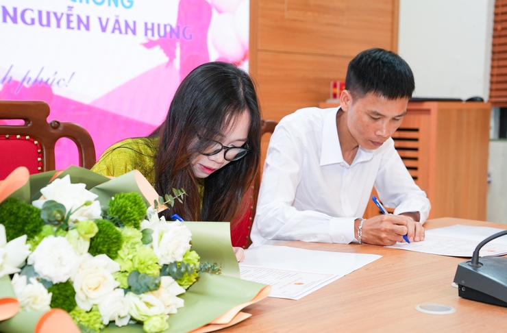 UBND xã Quốc Oai tổ chức Lễ trao Giấy chứng nhận kết hôn cho các cặp đôi- Ảnh 2.