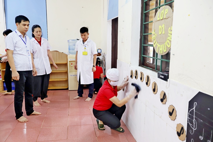 Xã Đoài Phương vệ sinh môi trường, khử khuẩn phòng, chống bệnh tay chân miệng- Ảnh 1.