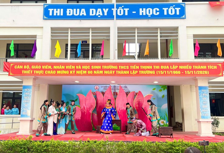 BIỂU DIỄN NGHỆ THUẬT CẢI LƯƠNG “TRUYỆN KIỀU” TẠI TRƯỜNG THCS PHẠM HỒNG THÁI VÀ TRƯỜNG THCS TIẾN THỊNH, XÃ YÊN LÃNG, THÀNH PHỐ HÀ NỘI- Ảnh 2.