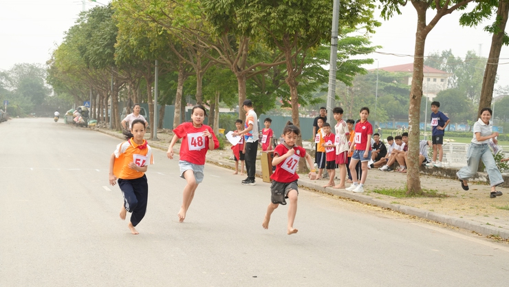 Học sinh phường Yên Nghĩa hào hứng tranh tài môn Điền kinh và Cờ vua- Ảnh 1.