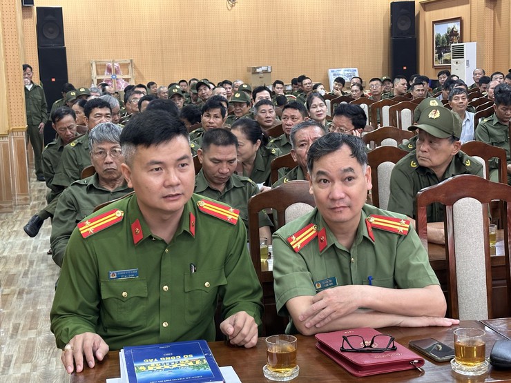 HỘI NGHỊ TẬP HUẤN KỸ NĂNG ĐIỀU KHIỂN, PHÂN LUỒNG GIAO THÔNG VÀ HỖ TRỢ GIẢI QUYẾT MỘT SỐ TÌNH HUỐNG KHI THAM GIA ĐẢM BẢO TTATGT ĐỐI VỚI LỰC LƯỢNG THAM GIA BẢO VỆ TRẬT TỰ Ở CƠ SỞ TRÊN ĐỊA BÀN XÃ ĐẠI THANH VÀ XÃ NGỌC HỒI.- Ảnh 3.