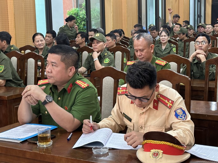 HỘI NGHỊ TẬP HUẤN KỸ NĂNG ĐIỀU KHIỂN, PHÂN LUỒNG GIAO THÔNG VÀ HỖ TRỢ GIẢI QUYẾT MỘT SỐ TÌNH HUỐNG KHI THAM GIA ĐẢM BẢO TTATGT ĐỐI VỚI LỰC LƯỢNG THAM GIA BẢO VỆ TRẬT TỰ Ở CƠ SỞ TRÊN ĐỊA BÀN XÃ ĐẠI THANH VÀ XÃ NGỌC HỒI.- Ảnh 2.
