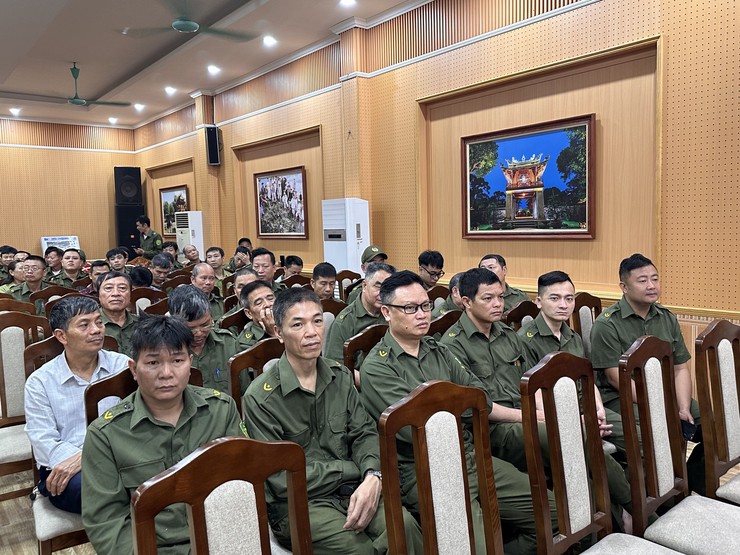 HỘI NGHỊ TẬP HUẤN KỸ NĂNG ĐIỀU KHIỂN, PHÂN LUỒNG GIAO THÔNG VÀ HỖ TRỢ GIẢI QUYẾT MỘT SỐ TÌNH HUỐNG KHI THAM GIA ĐẢM BẢO TTATGT ĐỐI VỚI LỰC LƯỢNG THAM GIA BẢO VỆ TRẬT TỰ Ở CƠ SỞ TRÊN ĐỊA BÀN XÃ ĐẠI THANH VÀ XÃ NGỌC HỒI.- Ảnh 5.